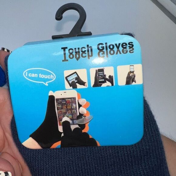 Set of Two Touch Sensitive Knit Gloves - Picture 8 of 10